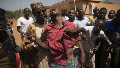 Un manifestante herido en Uagadugú, capital de Burkina Faso.