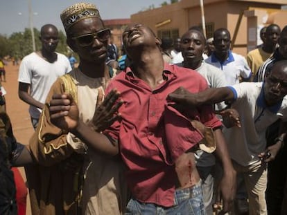 Um manifestante ferido em Ouagadougou, capital de Burkina Faso.