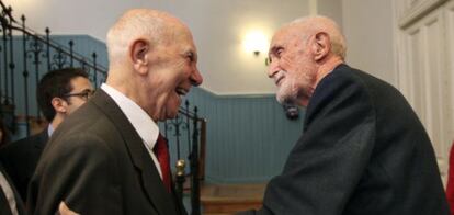 José Luis Sampedro junto al escritor francés Stèphane Hessel, autor de '¡Indignaos!'.