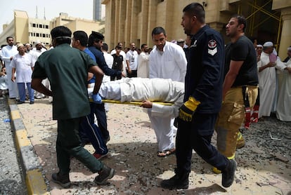 El atentado ha sido reivindicado por Estado Islámico. El primer ministro, jeque Jaber al Mubarak al Sabá, ha denunciado que el atentado es un ataque contra la "unidad nacional".