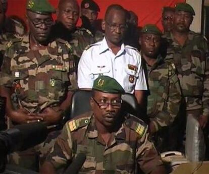 El coronel golpista Goukoye Abdul lee una declaración en nombre del coronel Salou Djibo, tras el derrocamiento del Gobierno.