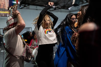 Varias personas bailan durante el festejo.