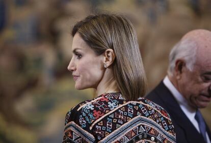 En la imagen, la reina Letizia recibió en audiencia al patronato de la Fundacion Ayuda Contra la Drogadiccion (FAD), y entrega los premios a la Accion Magistral 2015, el pasado diciembre.