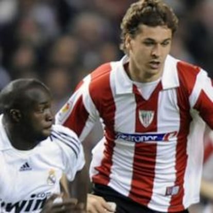 El jugador del Real Madrid, Lass Diarra pelea por el balón junto con Fernando Llorente, del Athletic Club de Bilbao.