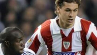 El jugador del Real Madrid, Lass Diarra pelea por el balón junto con Fernando Llorente, del Athletic Club de Bilbao.