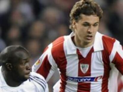 El jugador del Real Madrid, Lass Diarra pelea por el balón junto con Fernando Llorente, del Athletic Club de Bilbao.