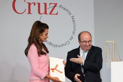 Cruz, tras recibir de manos del ministro de Cultura y Deporte, Miquel Iceta, el Premio Nacional de Cinematografía.

