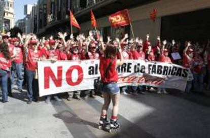 Trabajadores de Coca-Cola se manifestaron hoy en Madrid, entre la Plaza de Callao y la Puerta del Sol, contra el ERE planteado por Coca-Cola Iberian Partners, que prevé el cierre de su planta en Fuenlabrada.