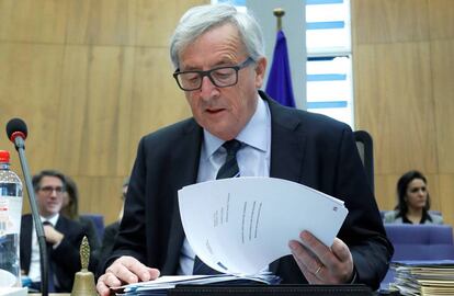 El presidente de la Comisión Europea, Jean-Claude Juncker, lee el 'Libro banco sobre el futuro de Europa' este martes en Bruselas.