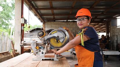 Mujer carpintera en México.
