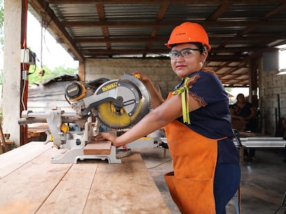 8M: Mujer carpintera en México