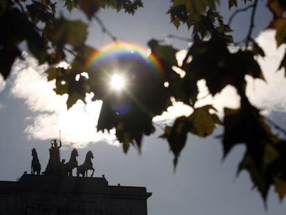 Imagen del dintel del Arco de la Victoria, en el distrito de Moncloa. 