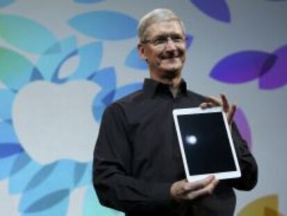 El consejero delegado de Apple, Tim Cook, con la nueva iPad Air.