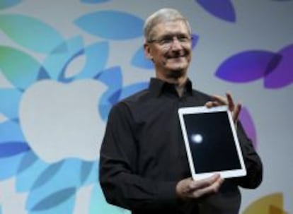 El consejero delegado de Apple, Tim Cook, con la nueva iPad Air.