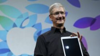 El consejero delegado de Apple, Tim Cook, con la nueva iPad Air.