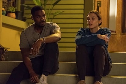 Jovan Adepo y Elizabeth Olsen, en 'Sorry for your loss'.