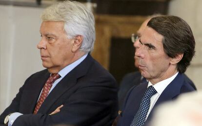 Los expresidentes de Gobierno han acudido al Palacio Real para conmemorar los 30 años de la firma del ingreso de España en la Unión Europa. Los dos políticos han charlado animadamente durante el acto, olvidando así los duros enfrentamientos que mantuvieron en el pasado cuando González era presidente del Gobierno y Aznar líder de la oposición.