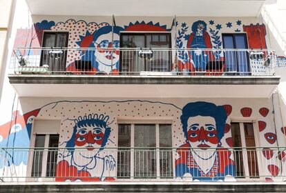 Los vecinos del número 4 de la calle Joaquín Costa son la envidia del barrio del Oeste (Salamanca). Desde el invierno pasado un mural de Ricardo Cavolo, un ilustrador local de reconocimiento internacional, adorna la fachada del edificio en el que viven. La obra, <b><a href="https://feliziudad.renault.es/iniciativa/edificio-del-oeste" > un homenaje a la mujer salmantina,</a></b> se ha creado sobre un nuevo revestimiento de cerámica y mortero que hace que en sus casas de los años cincuenta haga menos frío en invierno y menos calor en verano. Esta fusión de arte y eficiencia energética es una de las iniciativas que se puede encontrar en <b><a href="https://feliziudad.renault.es/" >FeliZiudad,</a></b> la plataforma digital de Renault que ilustra las buenas prácticas destinadas a mejorar la calidad de vida en las ciudades. La asociación vecinal ZOES, con gran arraigo en el barrio, ha contado con el apoyo de la Universidad de Salamanca, el colegio de arquitectos, la Cámara de Comercio y empresas privadas para convertir este bloque de pisos en un ejemplo de intervención urbanística.