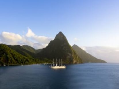 Un crucero atracado en la isla caribeña de Santa Lucia, con el perfil de los volcanes Pitons al fondo.