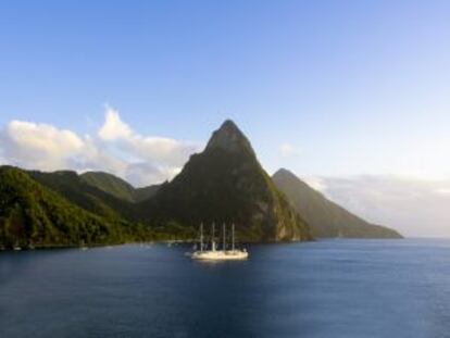 Un crucero atracado en la isla caribeña de Santa Lucia, con el perfil de los volcanes Pitons al fondo.