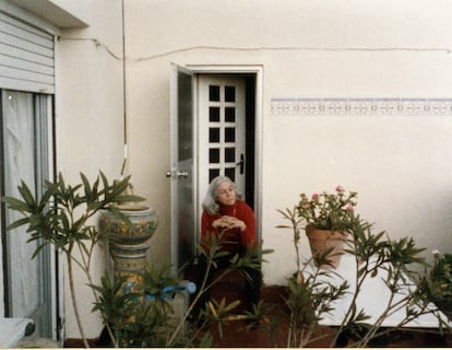La escritora Carmen Martín Gaite, sentada en el escalón de la terraza, uno de sus lugares favoritos de su vivienda de la calle de Dr. Esquerdo, en Madrid. Fotografía incluida en el libro 'Carmiña. Correspondencia inédita de Carmen Martín Gaite-Julián Oslé'.