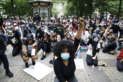 Concentración en Rittenhouse Square (Filadelfia). Miles de manifestantes salieron a la calle el martes por la noche en las grandes ciudades estadounidenses ignorando el toque de queda decretado por el Gobierno de Donald Trump.