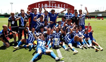 Los jugadores y técnicos del Deportivo celebran el título de la Copa de Campeones juvenil.