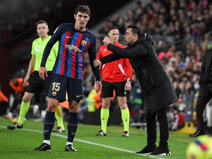 Xavi da instrucciones a Christensen durante el clásico del pasado domingo en el Camp Nou.