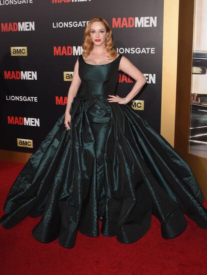 Christina Hendricks captó todas las miradas en Black & Red de Mad Men con este exagerado vestido de Zac Posen. Lo mejor del estilismo es que era desmontable. La actriz se quitó la voluminosa falda y lució un sencillo vestido verde botella de corte sirena.