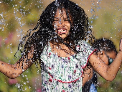 Una niña juega en una fuente en el parque Jefferson de Seattle el 27 de junio.