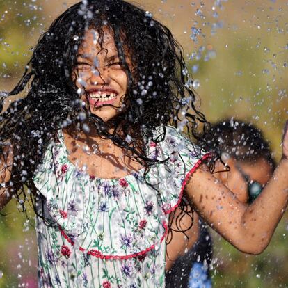 Una niña juega en una fuente en el parque Jefferson de Seattle este 27 de junio. El calor extremo ha puesto en alerta incluso a la Casa Blanca, que debatirá cómo responder a los riesgos que supone la conjunción de altísimas temperaturas y una sequía muy acusada.