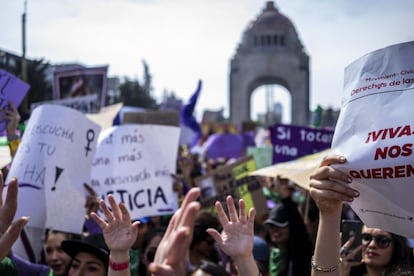 La imagen de algunos de los carteles alzados por las manifestantes con frases anti machistas.