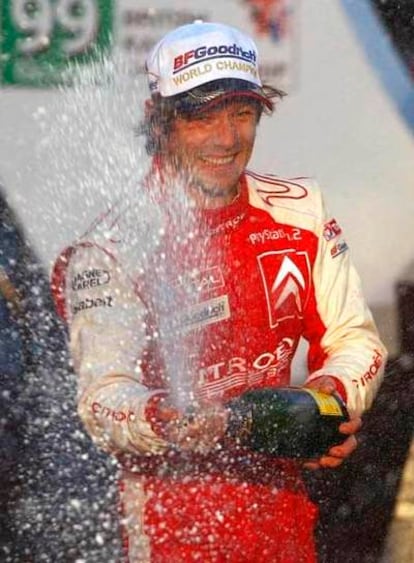 Sébastien Loeb celebra en Cardiff su cuarto título mundial.