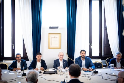 El alcalde de Málaga, Francisco de la Torre, junto al vicepresidente de la Diputación, Cristóbal Ortega, y el delegado de Cultura y Deporte de la Junta de Andalucía, Carlos García, durante una reunión con el Málaga CF y representantes de sus peñas.
