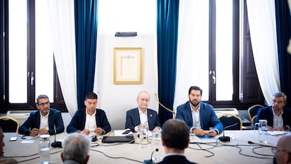 El alcalde de Málaga, Francisco de la Torre, junto al vicepresidente de la Diputación, Cristóbal Ortega, y el delegado de Cultura y Deporte de la Junta de Andalucía, Carlos García, durante una reunión con el Málaga CF y representantes de sus peñas.