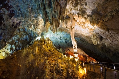 Interior de la cueva de El Soplao (Cantabria), cavidad natural de 14 kilómetros junto a una antigua mina. La visita por el tramo acondicionado, de un kilómetro y medio de longitud, permite contemplar sus abundantes y espectaculares formaciones excéntricas, afloraciones de aragonito y calcita como agujas de hielo o blancas ramas de coral. Existe una ruta alternativa, de seis kilómetros y dos horas de duración, que discurre por el suelo original de la cueva y requiere pertrecharse con ropa impermeable, botas y casco con luz.