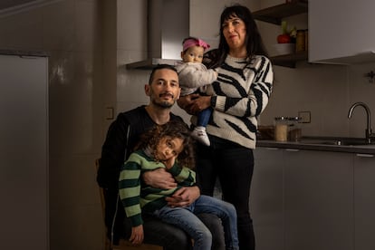 Juan Domínguez y Ana Opazo junto a sus hijos en la cocina de su casa familiar en Verín (Ourense), el 13 de febrero.