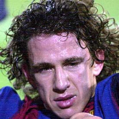 Primer plano de Puyol tras producirse la lesión.