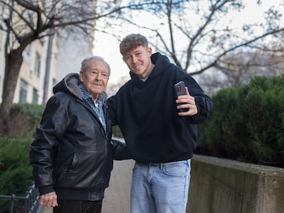 Emilio y Juanki, abuelo y nieto fotografiados en su barrio en Villaverde (Madrid) el 17 de enero de 2023.