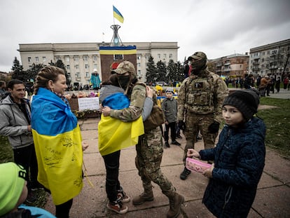 Un grupo de civiles ucranios celebran con las tropas la retirada rusa de la ciudad de Jersón, el pasado 13 de noviembre.