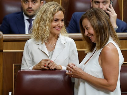 La nueva presidenta del Congreso, la socialista balear Francina Armengol, con su antecesora, Meritxell Batet, esta mañana en la Cámara.