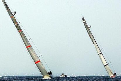 Los veleros <i>Alinghi</i> (a la izquierda), campeón de la Copa del América, y <i>Prada,</i> ayer en aguas valencianas.