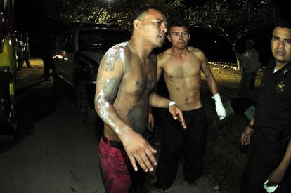 Reos heridos en la cárcel de la ciudad de Comayagua, a las puertas del penal.