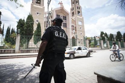 Un policía estatal, en Chilapa, Guerrero.