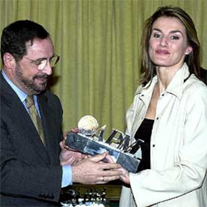 Letizia Ortiz recibe, en enero de 2001, el premio Larra de la Asociación de la Prensa de Madrid al periodista menor de 30 años más distinguido durante el año anterior de manos de Javier González Ferrari.