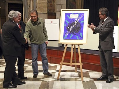 Viladecans, felicitado por Baltà, presidente de la Fundación Paco Candel, ante el aplauso de Mas.