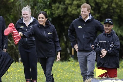 El 30 de octubre, en Nueva Zelanda, Meghan participó en una curiosa competición donde hay que tirar una bota de agua lo más lejos posible en un bosque de 20 hectáreas de una reserva en Auckland, Nueva Zelanda.