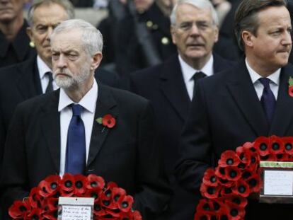 David Cameron (à direita) e o líder trabalhista, Jeremy Corbin, em cerimônia de homenagem aos mortos celebrada neste domingo em Londres.