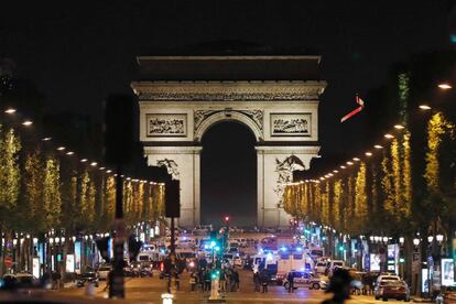 La policías francesa bloquea el acceso a los Campos Elíseos en París.