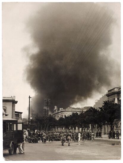 A imagem, captada por fotógrafo desconhecido, mostra um incêndio em um quartel carioca, resultado da Insurreição Comunista, liderada por Luiz Carlos Prestes. Em 1935, a insurreição foi abafada em rapidamente por Getúlio Vargas, que em pouco tempo daria um golpe, instituindo o Estado Novo.